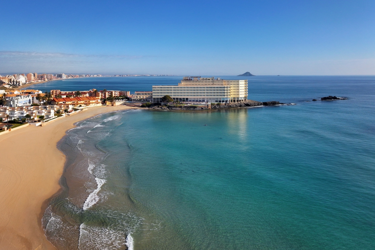 Vista aérea del Hotel Galua, en la Manga del Mar Menor.