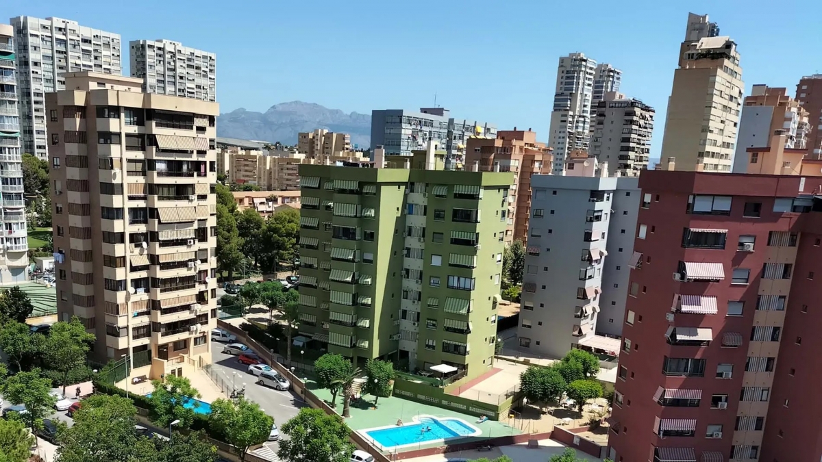 Evacuadas 25 personas de un edificio en Benidorm tras un incendio en el cuadro de luces