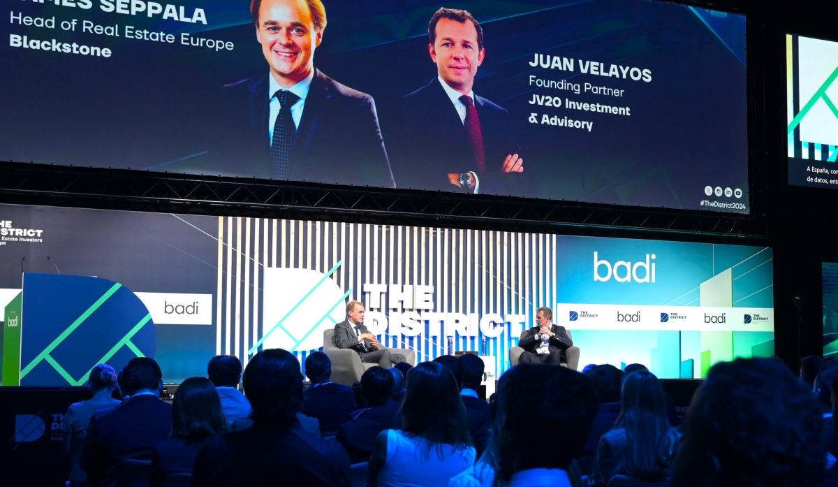 Cartel de las conferencias de expertos en una anterior edición. - Foto: THE DISTRICT 2025