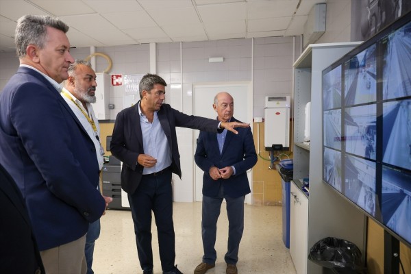 Mazón visita el puesto de mando de Metrovalencia, cuya red presta servicio 