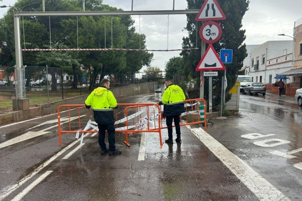 Los bomberos y la Policía Local atienden más de una veintena de incidencias por la lluvia en Castelló