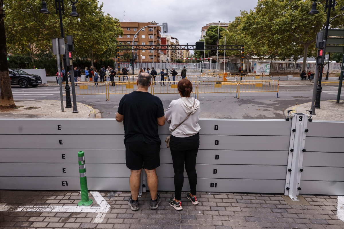 Dos personas miran el túnel cortado este lunes junto al barranco de La Saleta, en Aldaia.