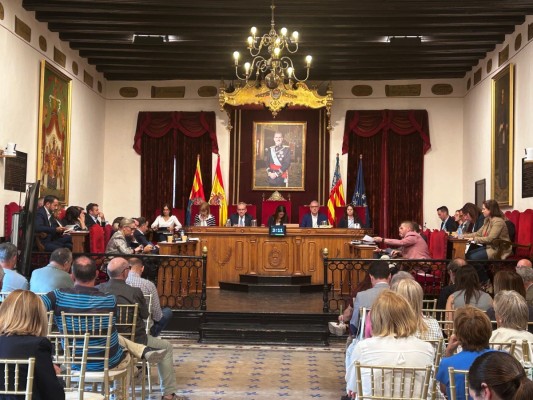 El pleno de Elche deja preguntas no respondidas de la licencia del alcalde y una reprobación a Patricia Macià
