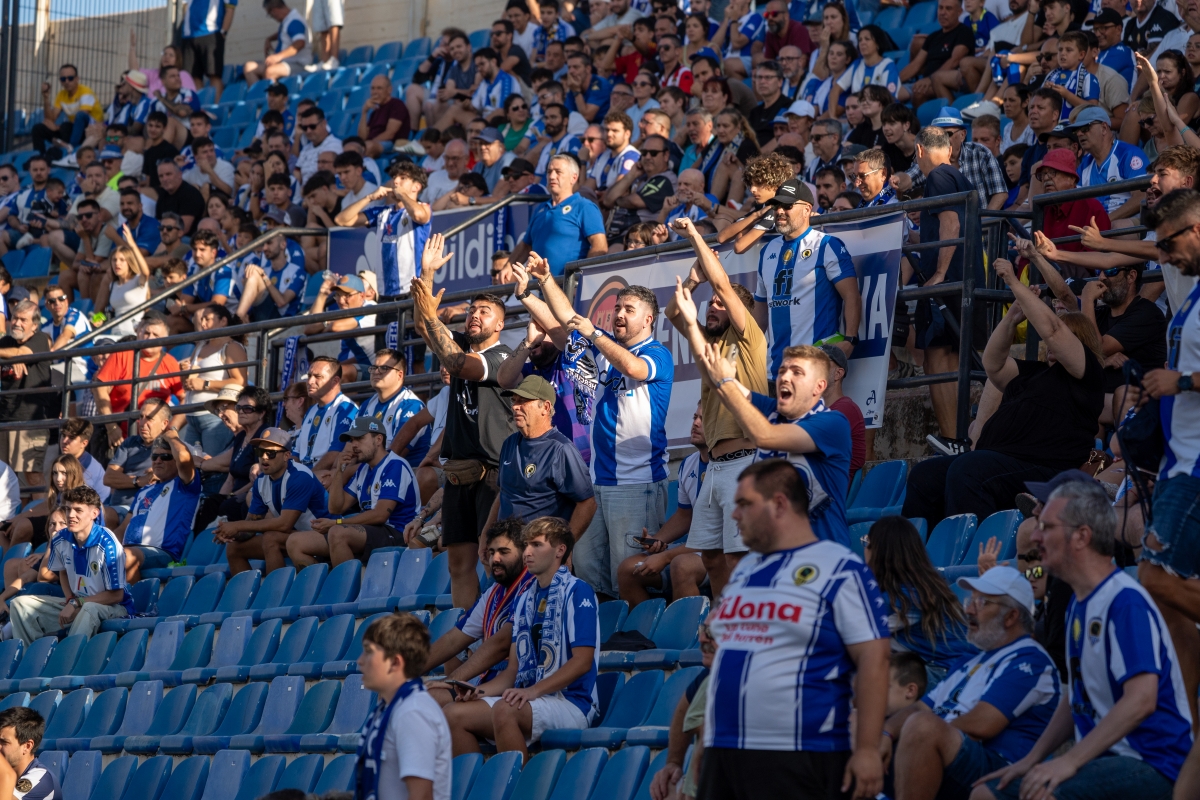 Los aficionados del Hércules CF muestran su descontento con el juego del equipo - Foto: PLAZA Los aficionados del Hércules CF muestran su descontento con el juego del equipo