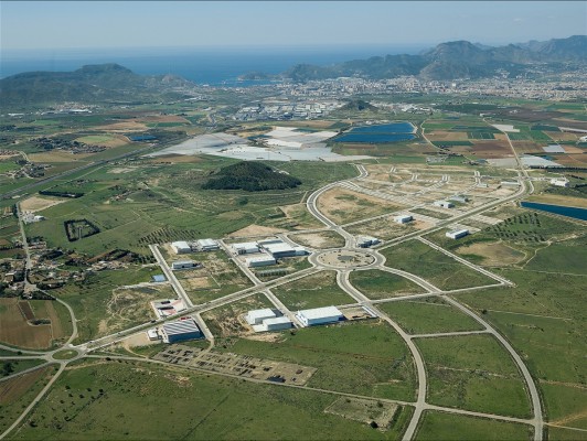 La planta de biogás junto al polígono industrial de Los Camachos prende la alarma entre empresarios y vecinos