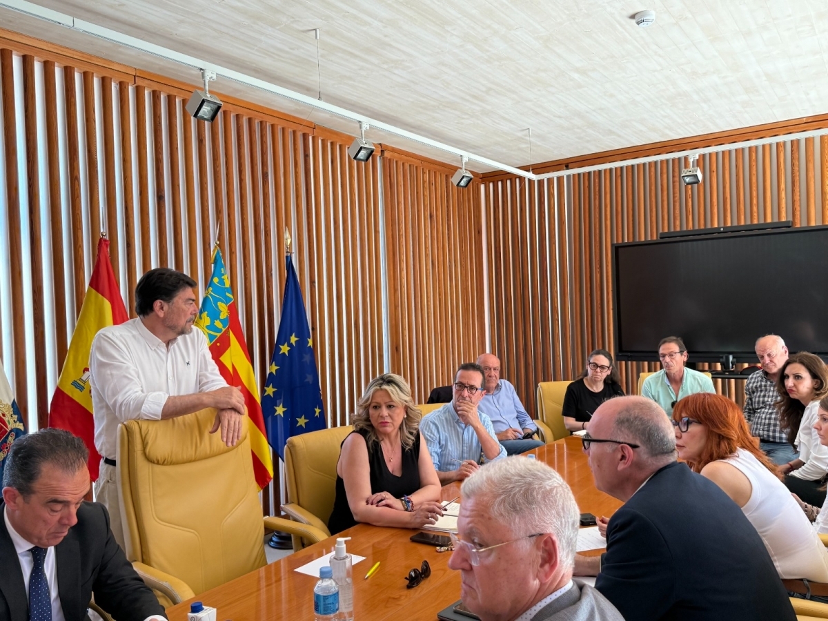 Alicante cierra parques y jardines y refuerza el centro de atención urgente ante el temporal