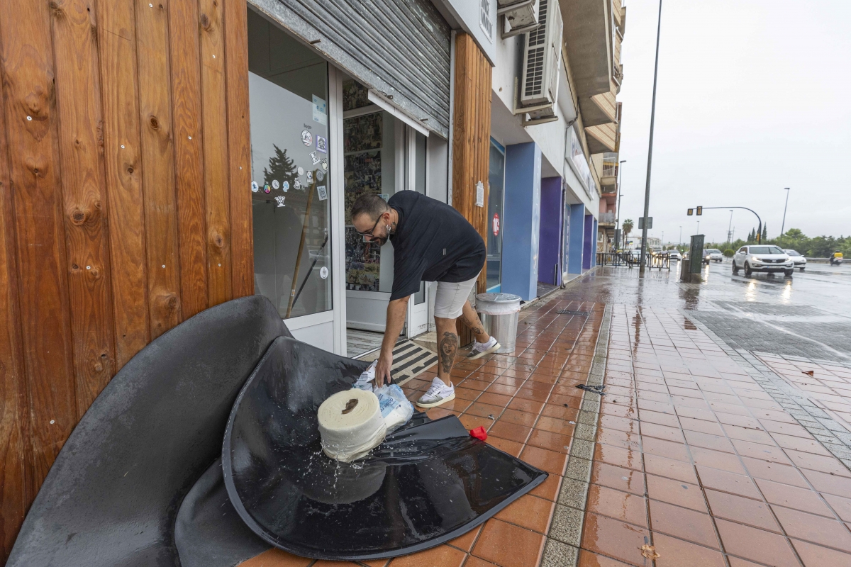Un hombre retira enseres de su local tras inundarse este lunes en Molina de Segura. - Foto: EFE / MARCIAL GUILLÉN Un hombre retira enseres de su local tras inundarse este lunes en Molina de Segura.