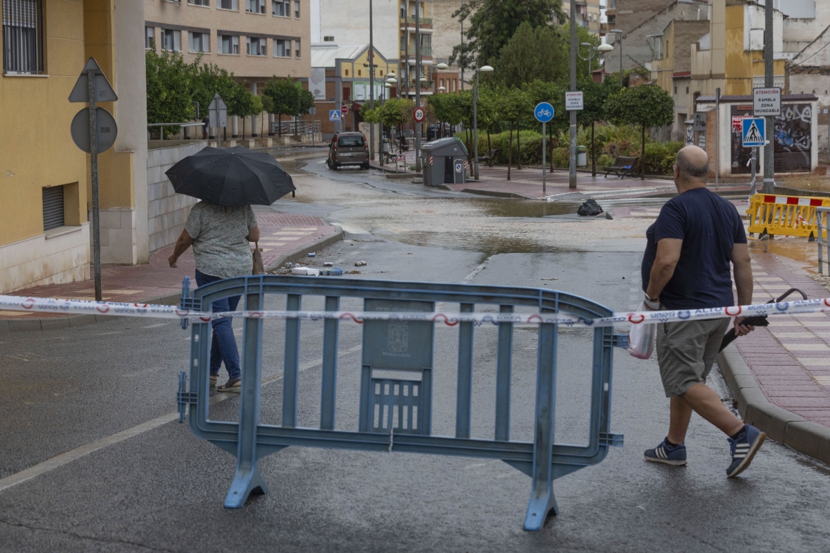 Calle cortada en la pedanía murciana de Espinardo por la salida de la rambla tras las lluvias caídas este lunes. - Foto: EFE / MARCIAL GUILLÉN Calle cortada en la pedanía murciana de Espinardo por la salida de la rambla tras las lluvias caídas este lunes.
