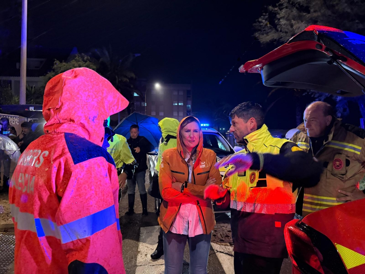 Catalá en el Perellonet junto con los bomberos. - Foto: AYUNTAMIENTO DE VALÈNCIA Catalá en el Perellonet junto con los bomberos.