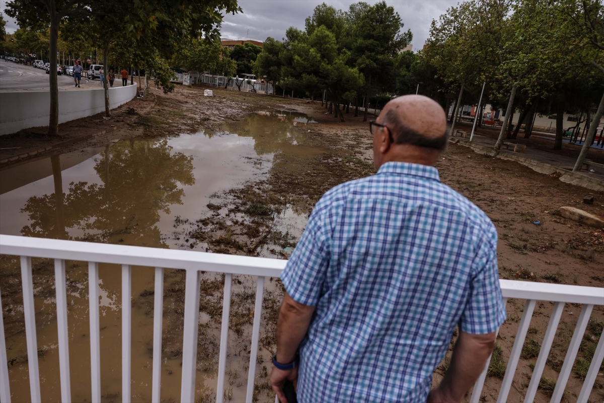 Un hombre observa el barranco de La Saleta tras su desbordamiento, a 29 de septiembre de 2025, en Aldaia
