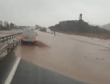Abre al tráfico la carretera de La Manga, a la altura de Playa Honda, tras un corte por las lluvias