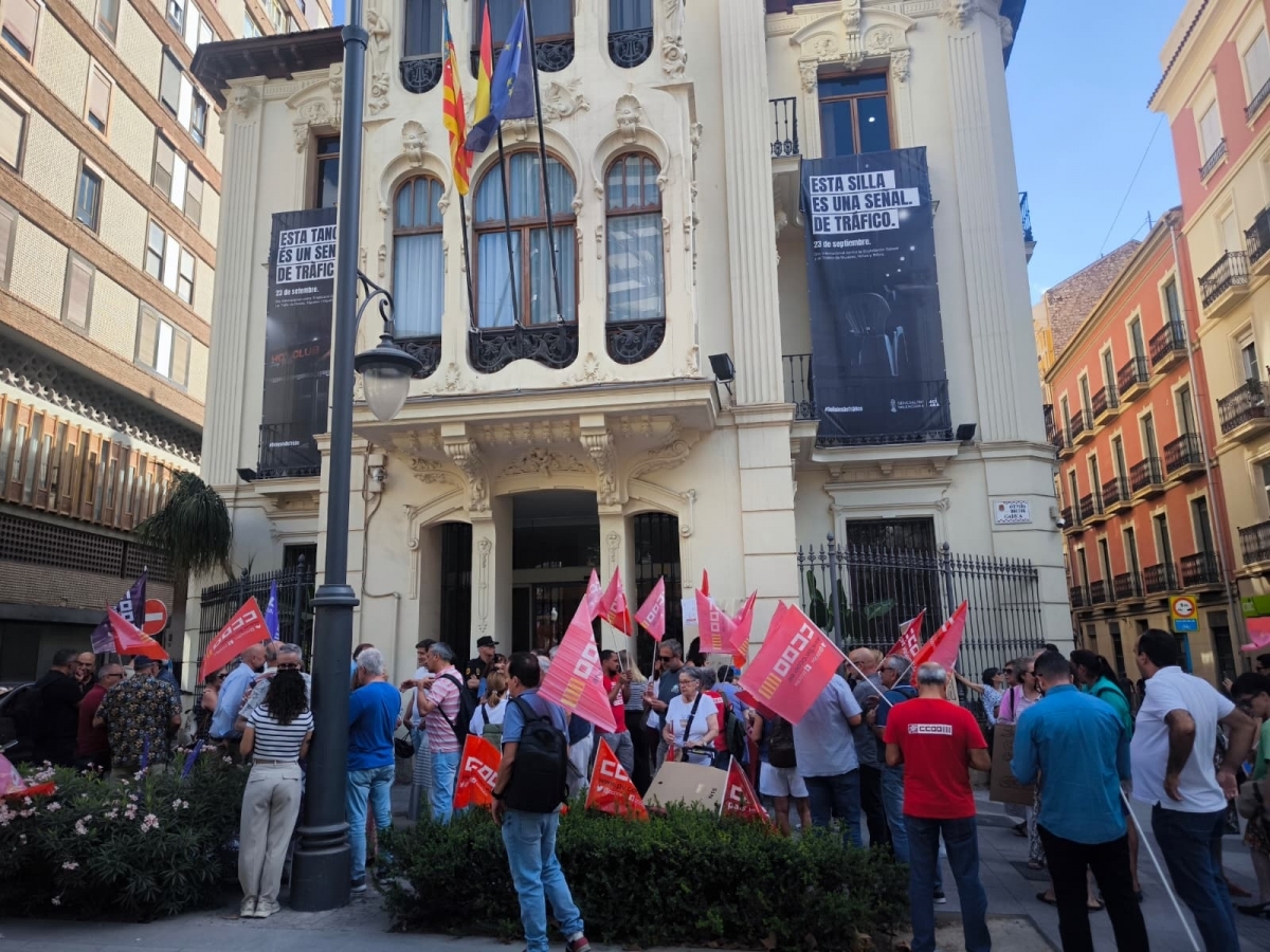 La protesta contra el cierre del día desarrollada ante la delegación del Consell en Alicante.