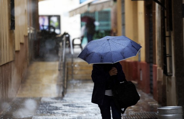 Alicante reabre los parques tras la alerta naranja por el temporal y atiende a 51 personas sin hogar