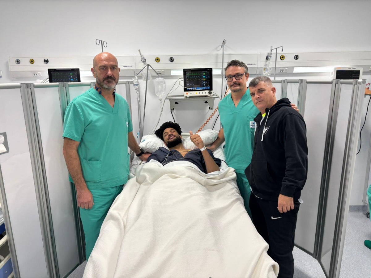 Gates, tras la operación, junto a los doctores Miguel Ángel Moltó y Francisco García Zafra y el fisio Rogelio Diz - Foto: UCAM CB