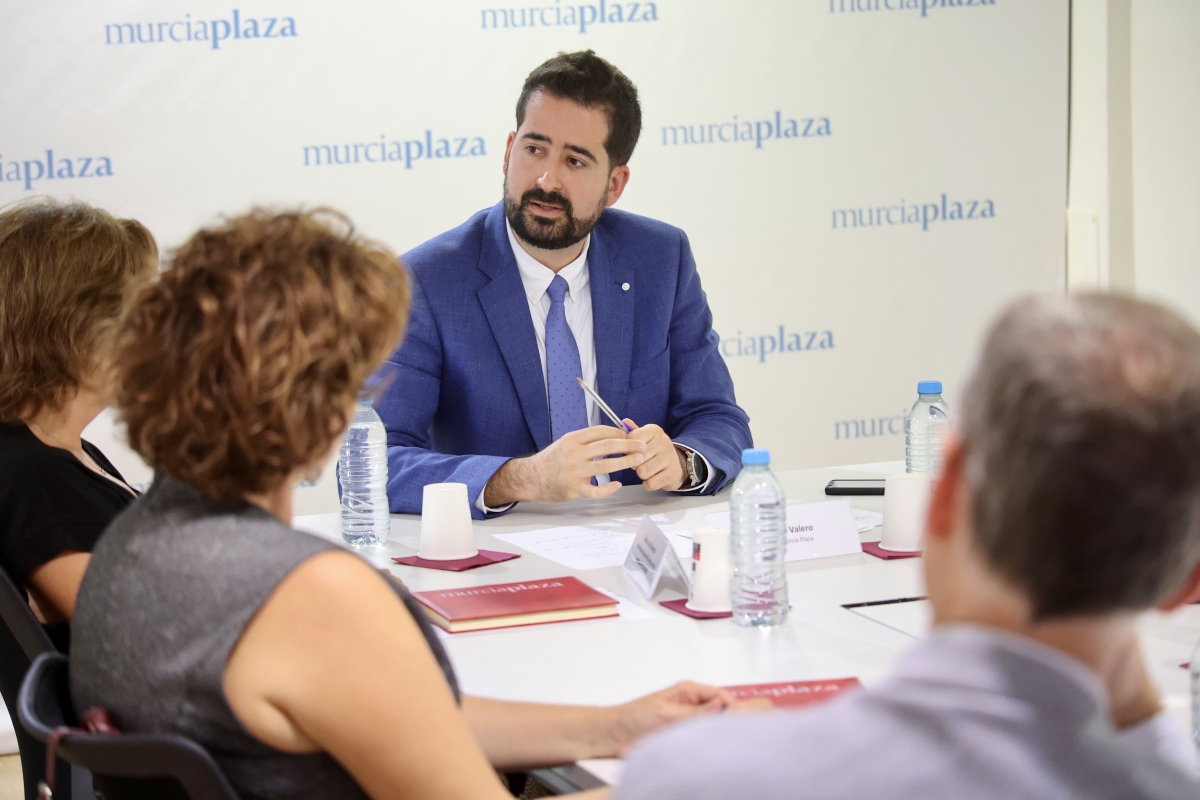 Francisco Valero modera el debate.