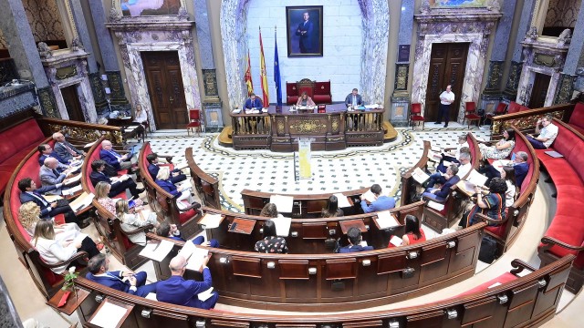 El pleno ratifica los honores por el 9 d'Octubre con el no de Vox a la Coordinadora Feminista y Granell
