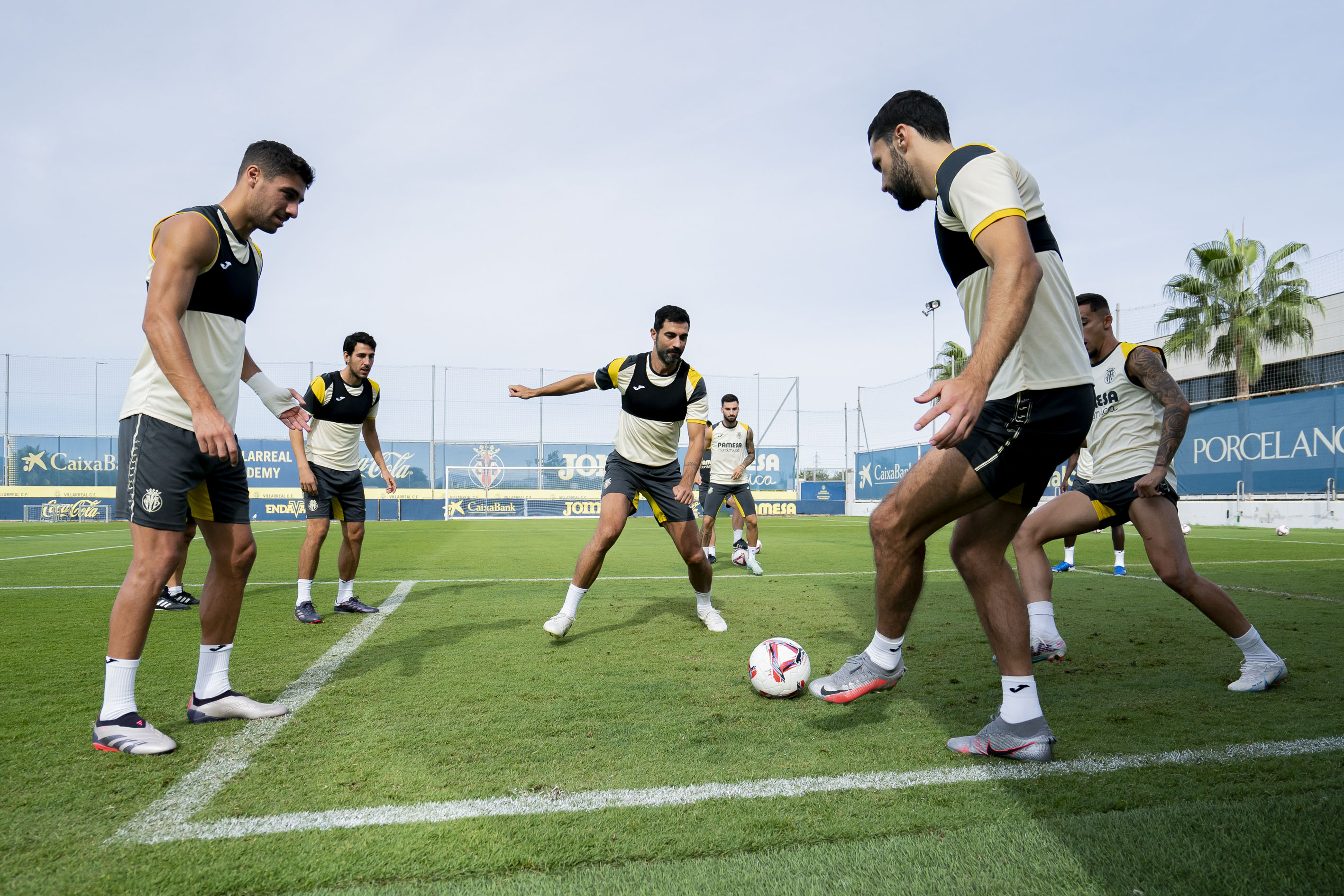 Los futbolistas del Villarreal realizan un rondo en el entrenamiento.  VILLARREAL CF - 