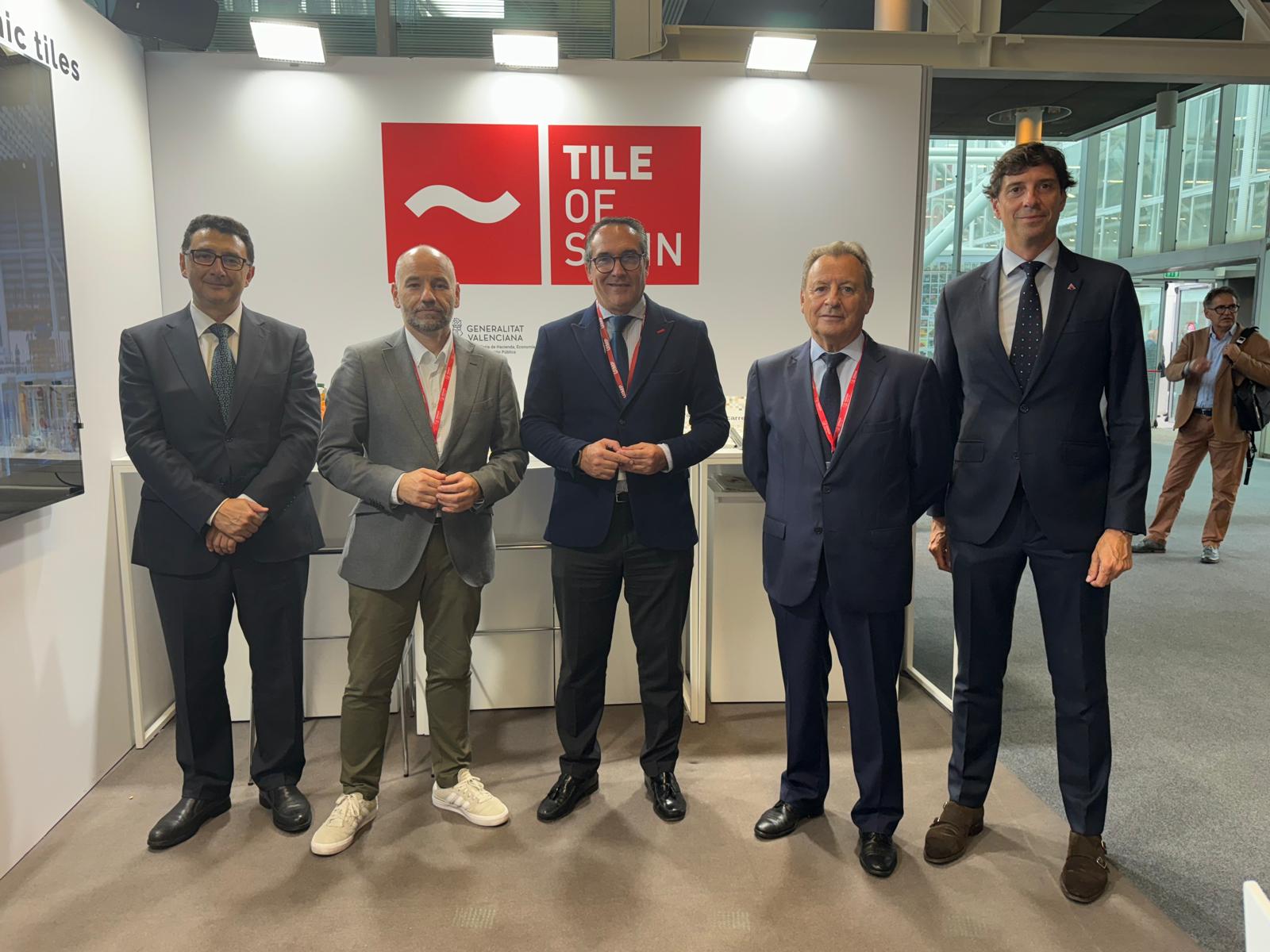 PortCastelló refuerza su alianza con Ascer para potenciar el tráfico de la industria cerámica