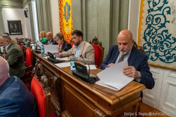 PSOE y Sí Cartagena echan para atrás la propuesta de Vox de celebrar una consulta para expulsar a los inmigrantes ilegales
