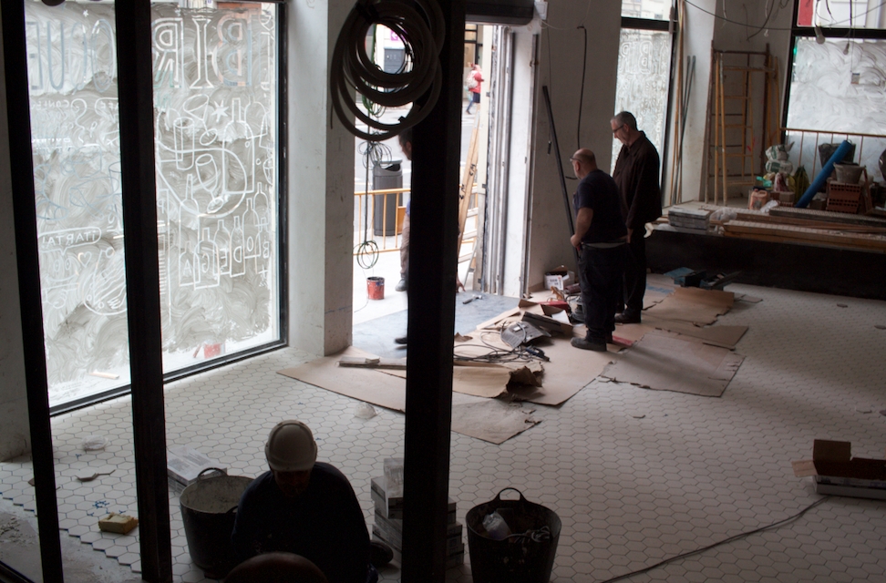 Foto desde el interior de las obras, a pie de calle con Birlibirloque - 