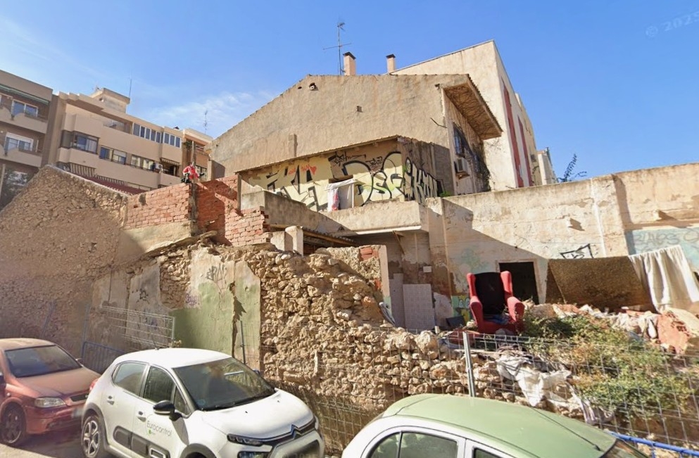 El edificio en ruinas de la calle Roselló de Alicante a demoler que dará paso a una plaza. - 