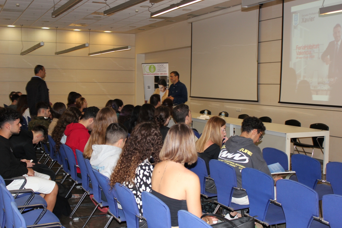 El Colegio de Agentes Comerciales acerca su profesión a los alumnos de la Escuela Profesional Xavier en Feria Hábitat Valencia