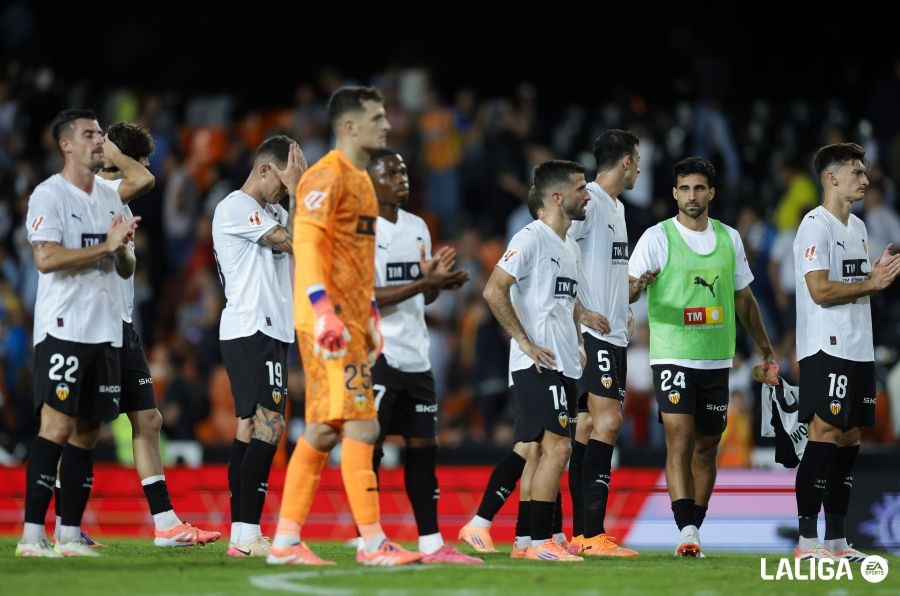 Crece la tensión entre Mestalla, Corberán y vestuario