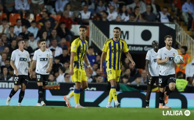 El Valencia CF regala el triunfo al Oviedo en dos minutos