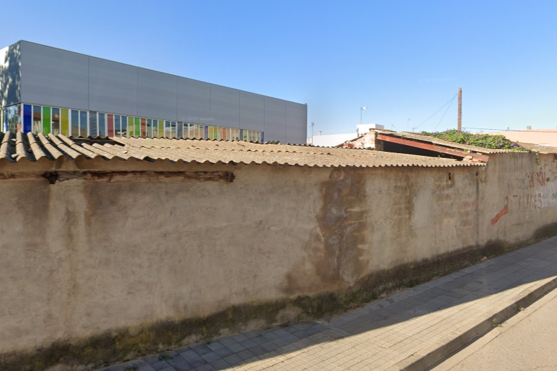 El polideportivo se construyó en 2012 dentro de una manzana con un jardín adyacente. - El polideportivo se construyó en 2012 dentro de una manzana con un jardín adyacente.