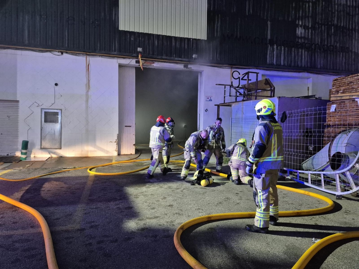 Un incendio calcina madera tropical de una empresa de tratamiento en Castelló