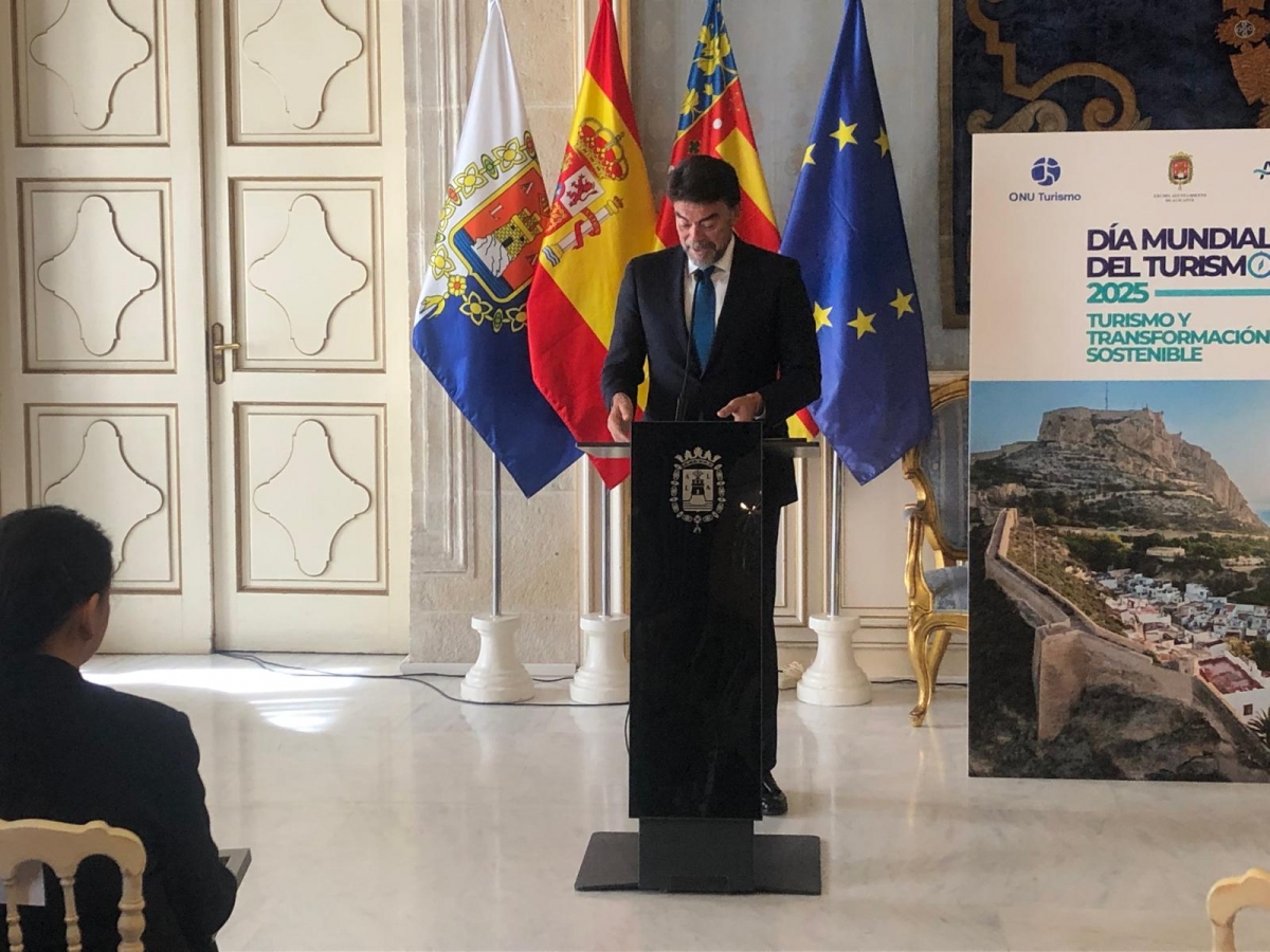 El alcalde de Alicante, Luis Barcala, durante el acto institucional. - El alcalde de Alicante, Luis Barcala, durante el acto institucional.