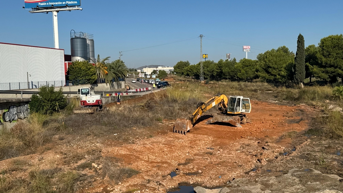 Obras de reconstrucción en el puente de acceso al centro comercial Bonaire, en Aldaia.