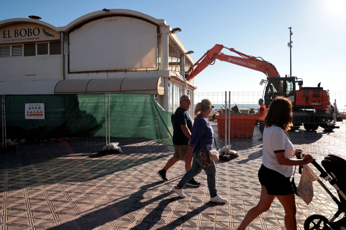Arranca el derribo de los chiringuitos en La Malvarrosa: 