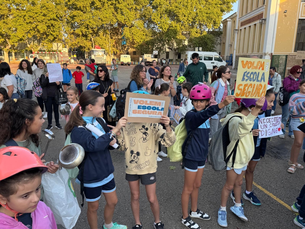 Protesta del CEIP Cervantes de Sueca por las instalaciones del edificio. - Foto: AYUNTAMIENTO DE SUECA Protesta del CEIP Cervantes de Sueca por las instalaciones del edificio.