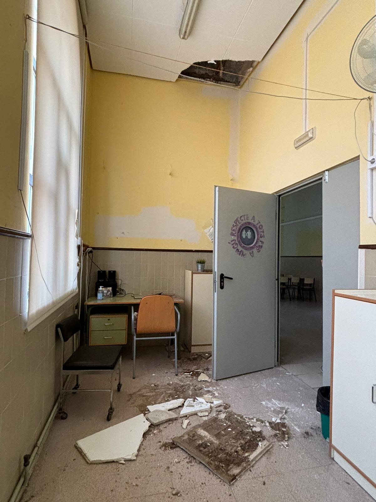Desperfectos en el interior del CEIP Cervantes de Sueca. - Foto: AYUNTAMIENTO DE SUECA Desperfectos en el interior del CEIP Cervantes de Sueca.
