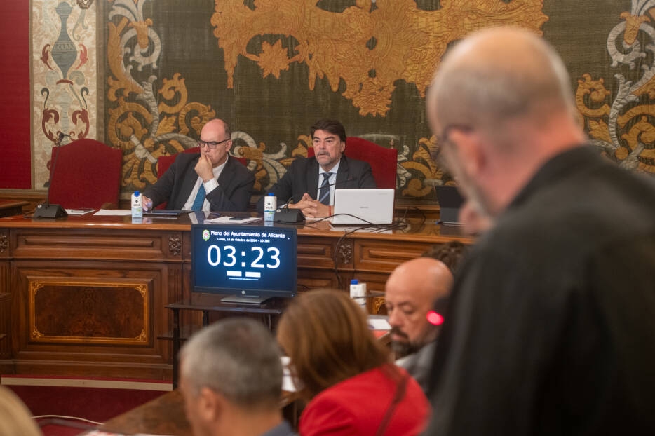 Barcala, preside un pleno, ante la mirada del portavoz de EU Podem. - Foto: RAFA MOLINA