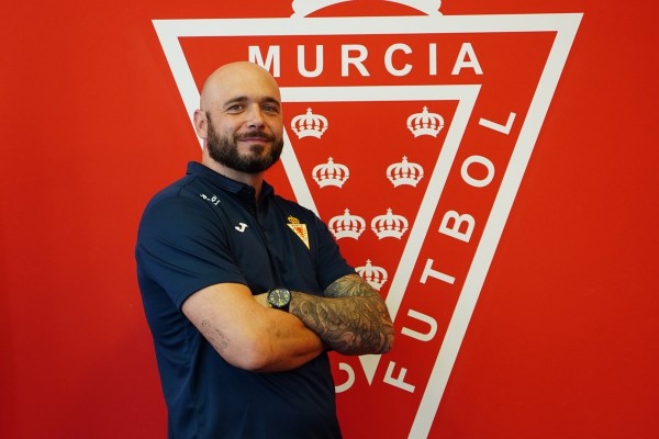 El Real Murcia vuelve a tener médico recurriendo a Víctor Salas tras la dimisión de Santiago Godoy