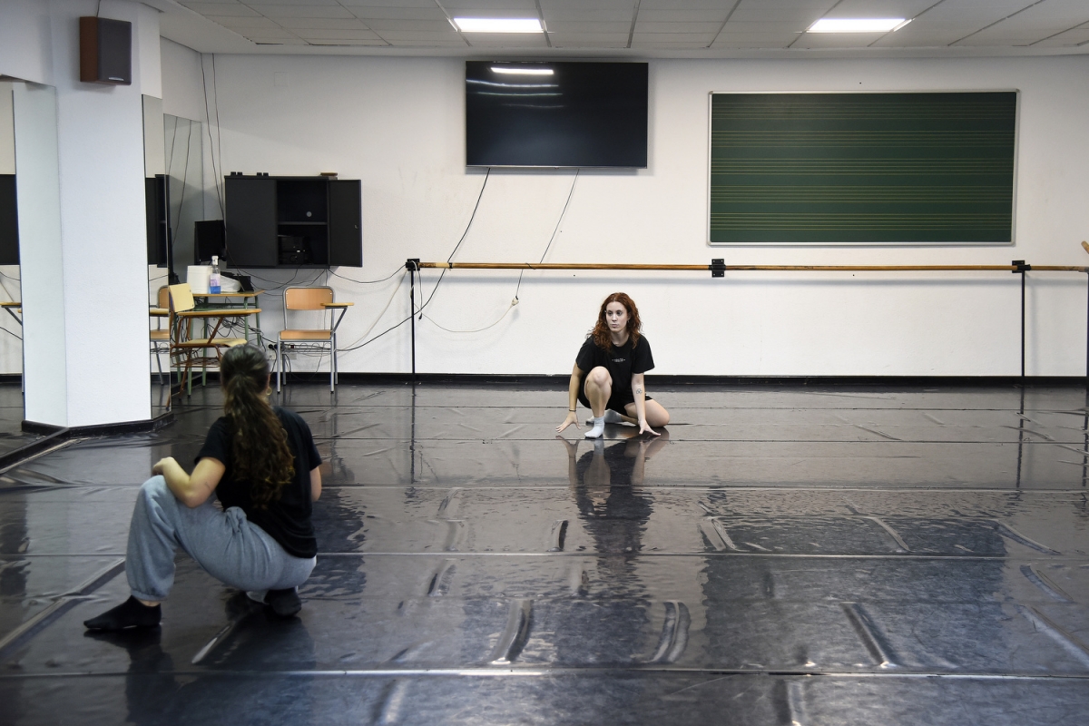 Dos alumnas en un aula de la ESAD, en una foto de archivo. - Foto: DANIEL GARCÍA-SALA