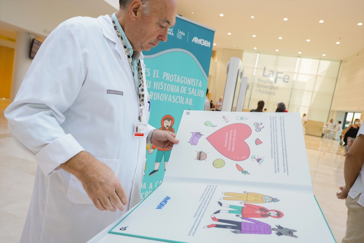 Un libro interactivo de gran formato promueve la salud cardiovascular en La Fe