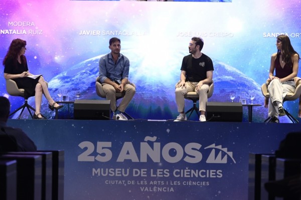 La conferencia científica de Sandra Ortonobes, José Luis Crespo y Javier Santaolalla llena el Museu de les Ciències
