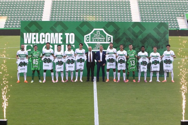 Doce fichajes, una foto de familia y 400 aficionados franjiverdes como testigos directos