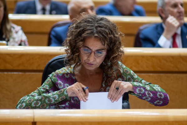 Montero confirma que el Gobierno presentará los Presupuestos, pese al retraso con la senda de déficit