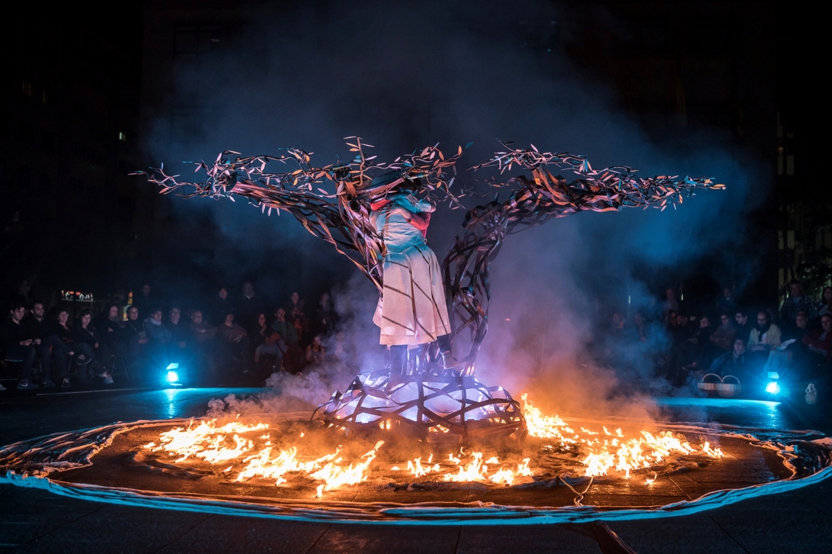 La compañía Visitants impregna de fuego, poesía, danza y música las calles de Les Alqueríes y Eslida