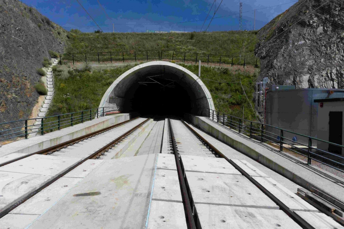 Impulso al Corredor Mediterráneo en la Región: Adif adjudica el montaje de traviesas en los túneles entre Vera y Almería por 8,2 millones