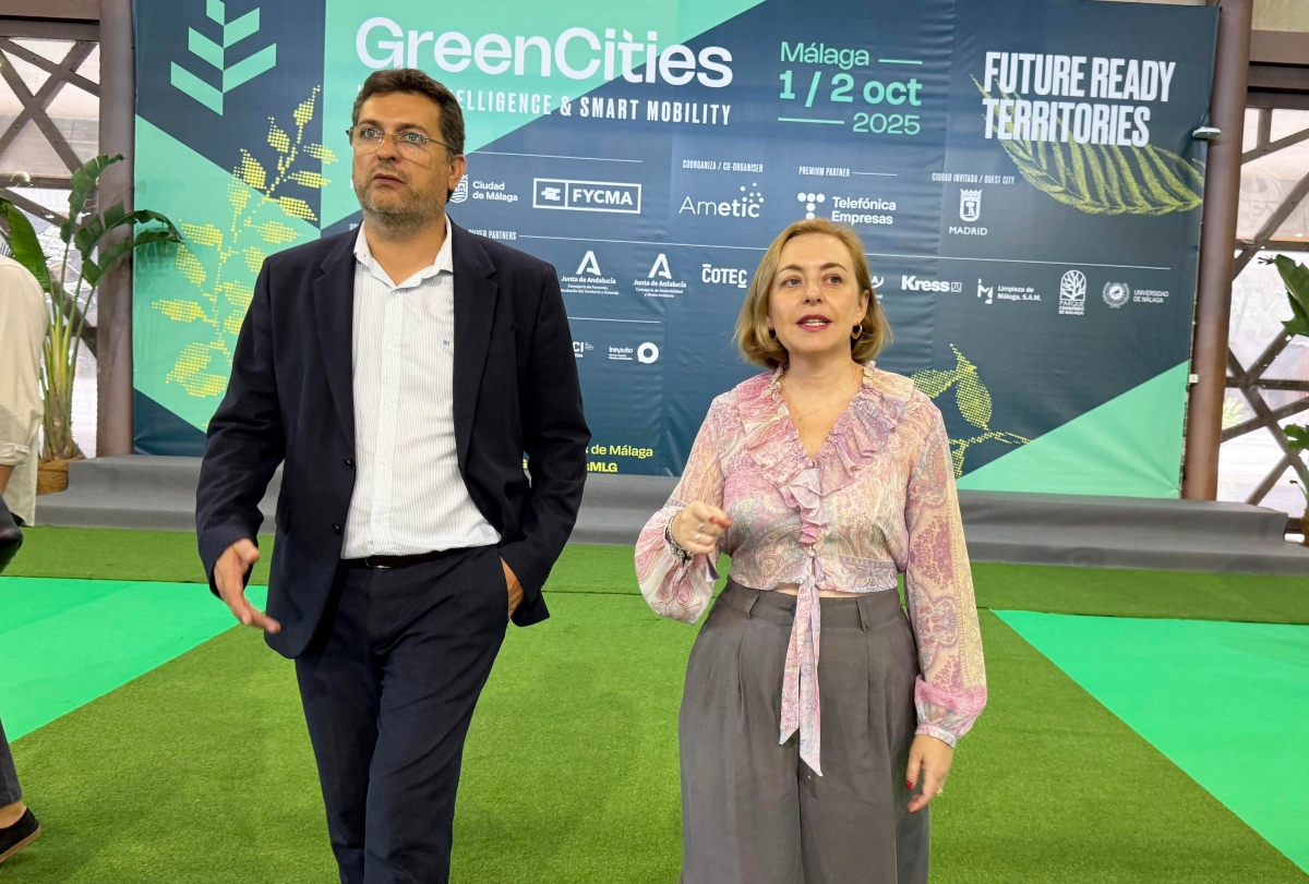 Juan Ramón Adsuara y Natàlia Enguix en el Foro de Inteligencia y Sostenibilidad Urbana Green Cities. - Foto: DIVAL