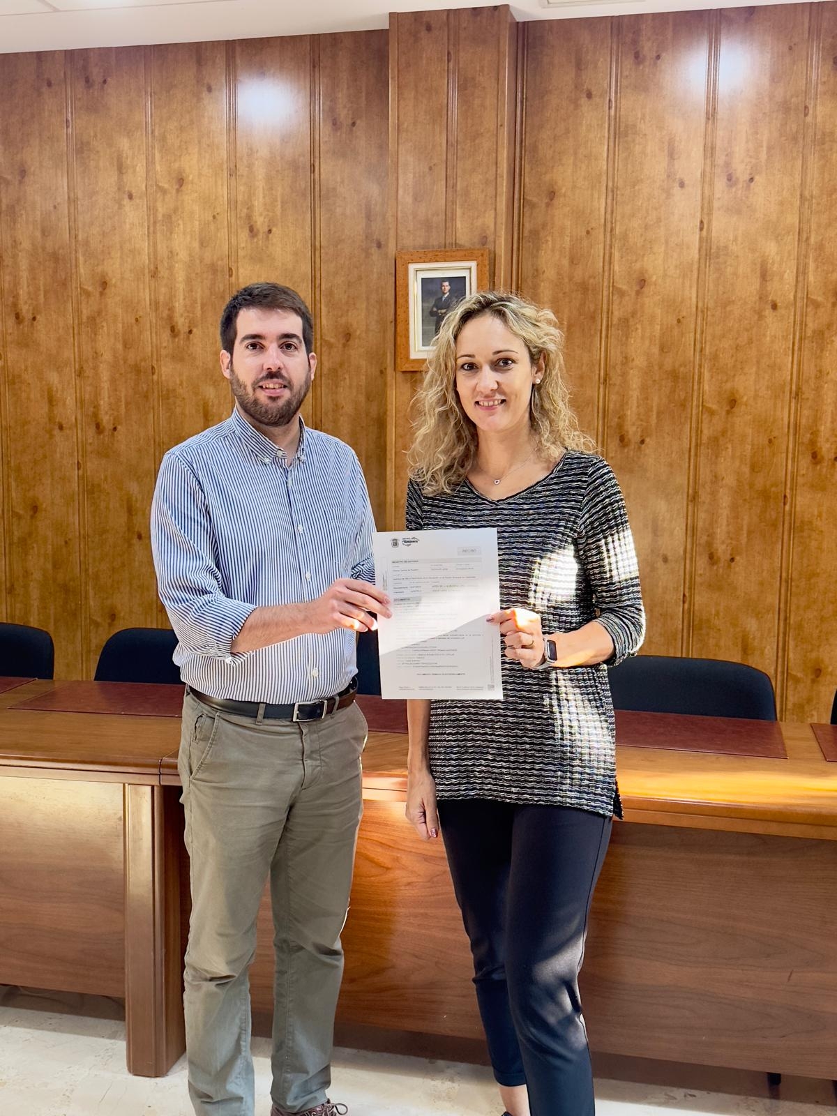 El alcalde de Almàssera celebra la llegada del habitante número 8.000 del municipio. - Foto: AYUNTAMIENTO DE ALMÀSSERA