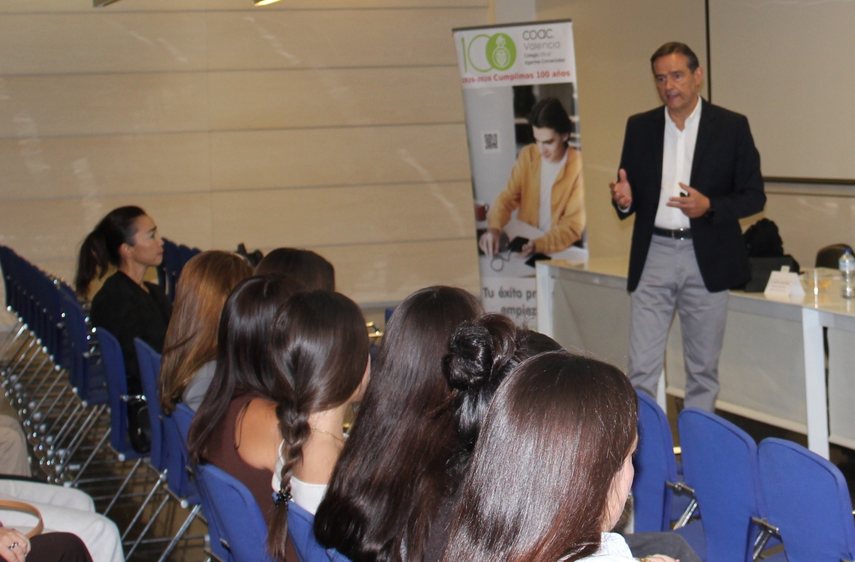 El Colegio de Agentes Comerciales acerca la profesión a los estudiantes de Derecho de la Universidad Europea en Feria Hábitat