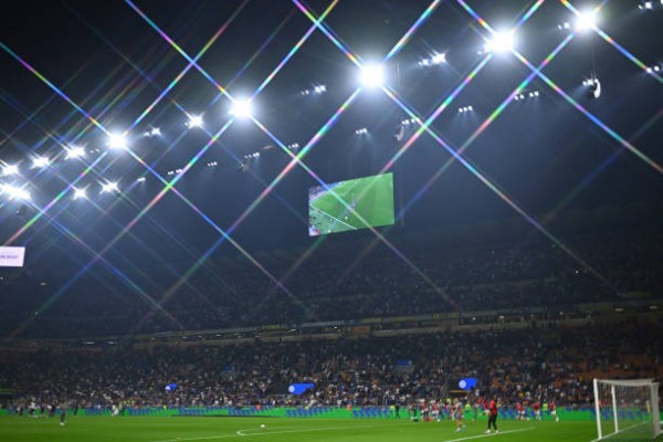 La UEFA busca sede para la final de la Champions de 2027 tras retirar su asignación a San Siro