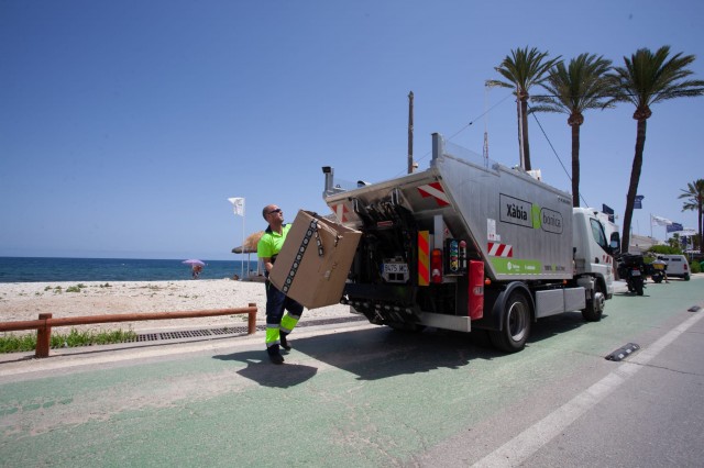 Tetma, concesionaria de la limpieza en Xàbia, cierra la temporada estival tras un refuerzo del servicio