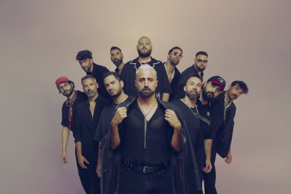 Decenas de músicos despiden a La Fúmiga en una versión multitudinaria de 'Mediterrània'